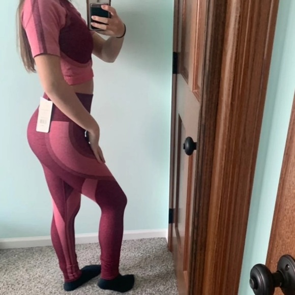 New Fabletics Workout Set - Picture 3 of 8